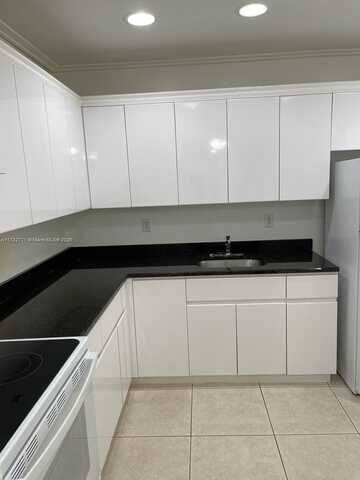 724 NE 4th St, Hallandale Beach, FL 33009