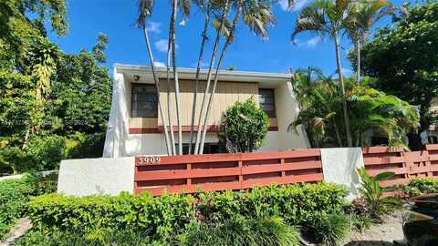 3909 Flamewood Ln, Hollywood, FL 33021