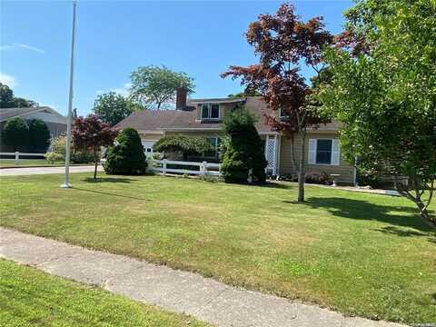 2 Elizabeth Place, Center Moriches, NY 11934