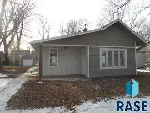 209 E Elm St, Harrisburg, SD 57032