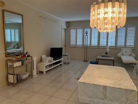 215 SE 3rd Ave, Hallandale Beach, FL 33009