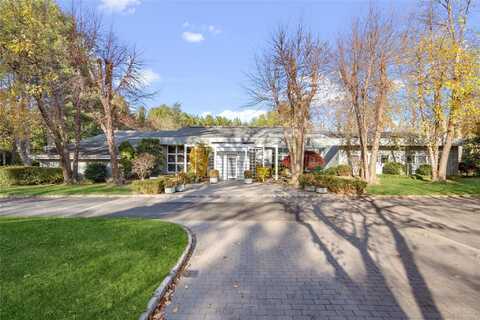 1 Coachmans Court, Old Westbury, NY 11568