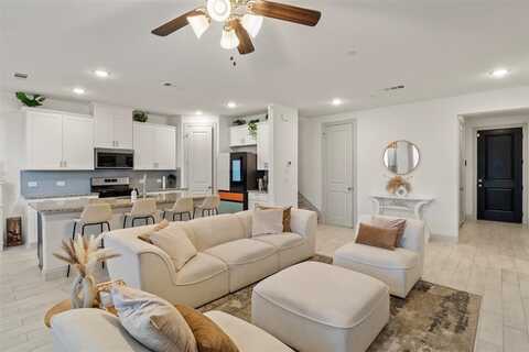 637 Hutchinson Lane, Lewisville, TX 75077