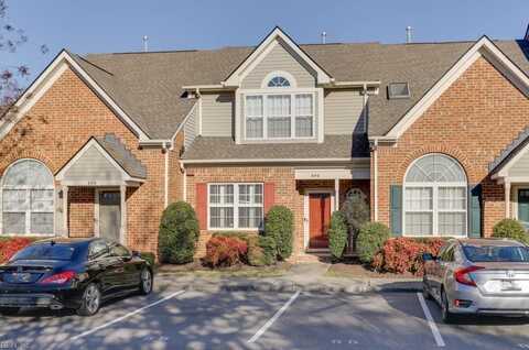 606 W Lake Circle, Chesapeake, VA 23322