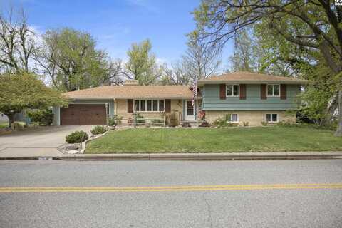 206 W 27th Ave, Hutchinson, KS 67502