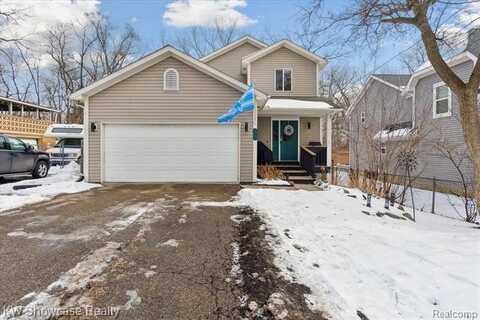 455 S Winding Drive, Waterford, MI 48328