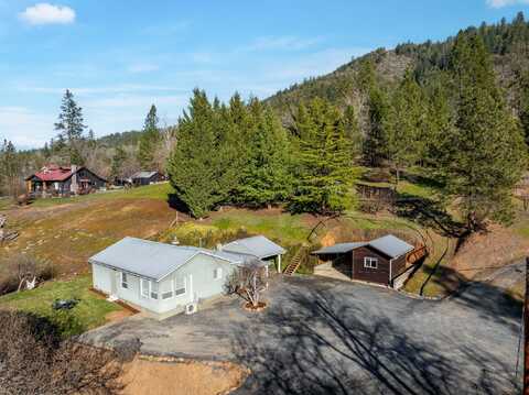 1496 E Evans Creek Road, Rogue River, OR 97537