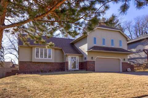 4610 Western Hills Drive, West Des Moines, IA 50265