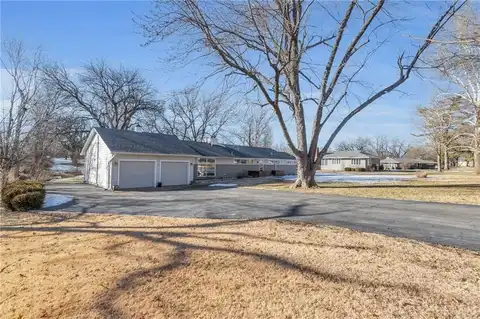 42 E Rockwood Drive, Ottawa, KS 66067