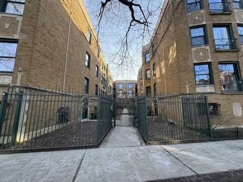 7025 N Sheridan Road, Chicago, IL 60626