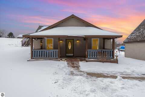 977 Peninsula, Weidman, MI 48893