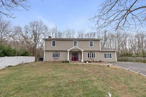 32 Hemlock Lane, Smithtown, NY 11787