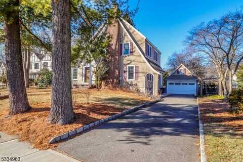 39 Clarendon Ct, Metuchen, NJ 08840