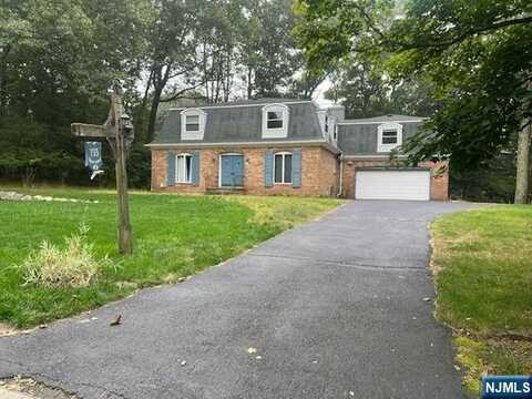 733 Rivenwood Road, Franklin Lakes, NJ 07417