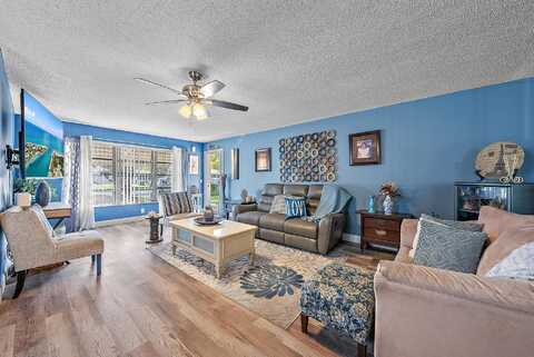 7374 E Oakridge Circle, Lake Worth, FL 33462