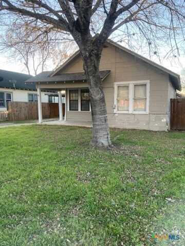 720 S Laurel Avenue, Luling, TX 78648