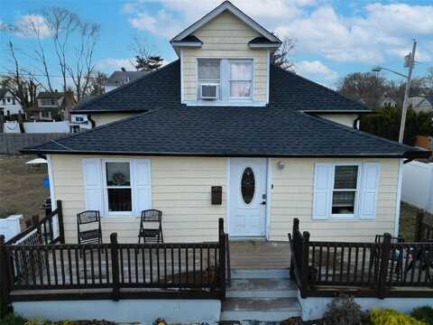 23 Pineview Boulevard, Central Islip, NY 11722