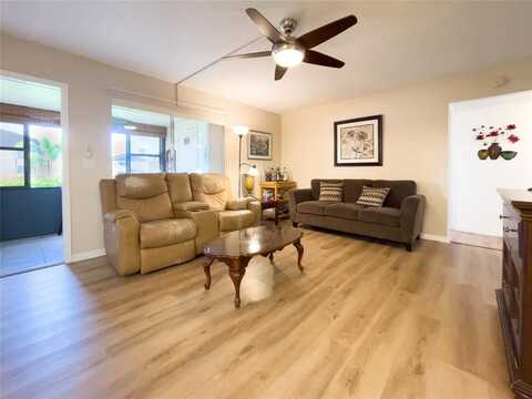 330 Knotty Pine Cir, Greenacres, FL 33463