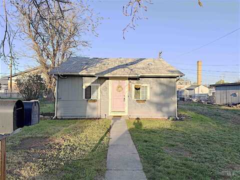 590/ 590 1/2 N 9th E, Mountain Home, ID 83647