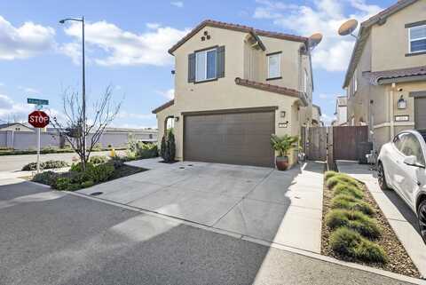 401 Crane LN, HOLLISTER, CA 95023