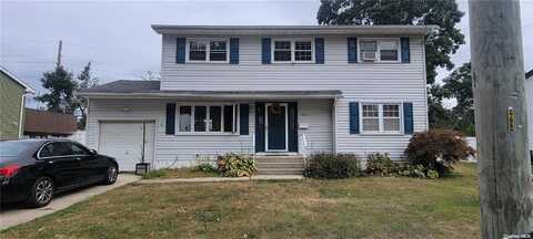 588 N Putnam Avenue, Lindenhurst, NY 11757