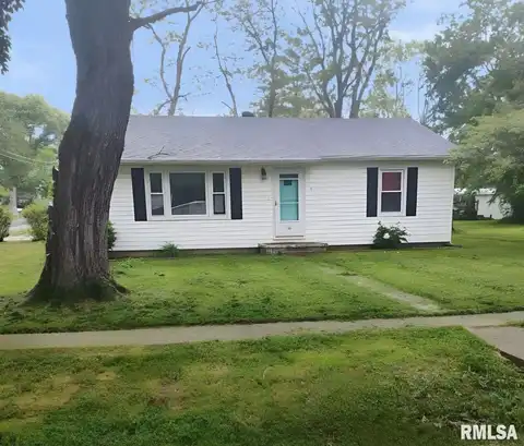 501 S WALNUT Street, Wayne City, IL 62895