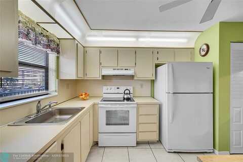 10123 Sunrise Lakes Blvd, Sunrise, FL 33322