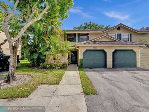 9113 Vineyard Lake Dr, Plantation, FL 33324