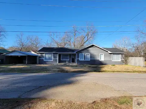 107 E Ave B, Hooks, TX 75561