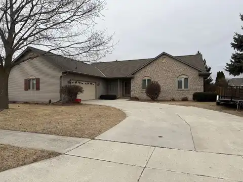 5010 Roneta Ln, Manitowoc, WI 54220