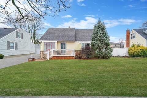 246 S Pershing Avenue, Bethpage, NY 11714