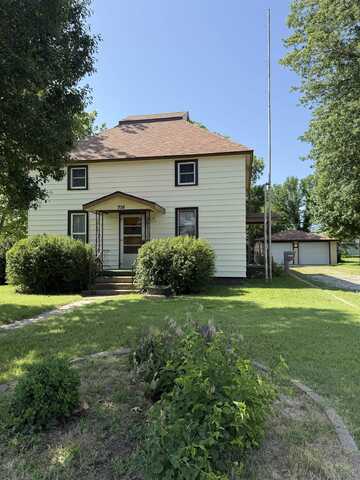 715 W 12th St, Larned, KS 67550