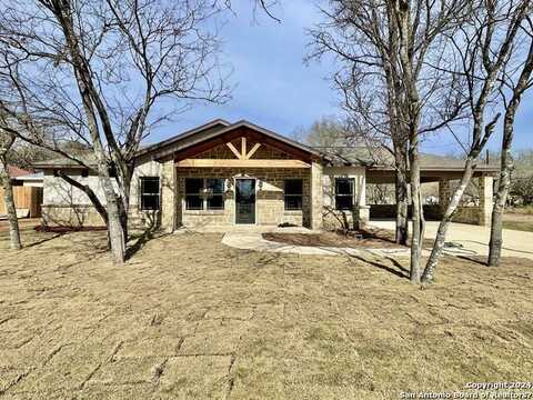 300 BLUEBONNET AVE, Devine, TX 78016