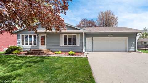 1705 W Grandview Drive, Knoxville, IA 50138