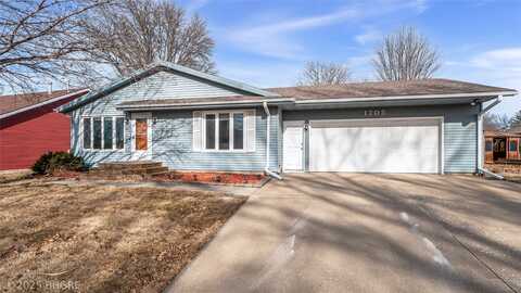 1705 W Grandview Drive, Knoxville, IA 50138