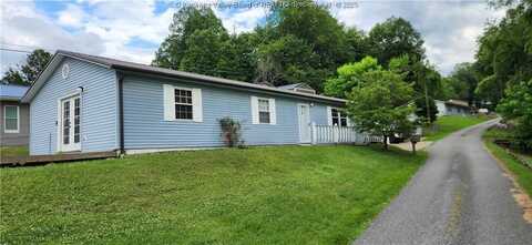 27 Orchard Branch Road, Chapmanville, WV 25508