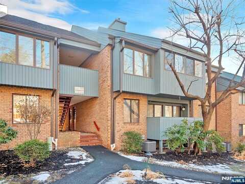 145 Indian Hollow Court, Mahwah, NJ 07430