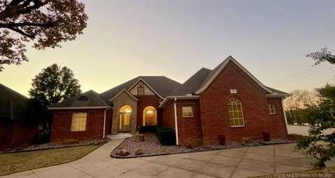 504 Forest Ridge Drive, Tahlequah, OK 74464