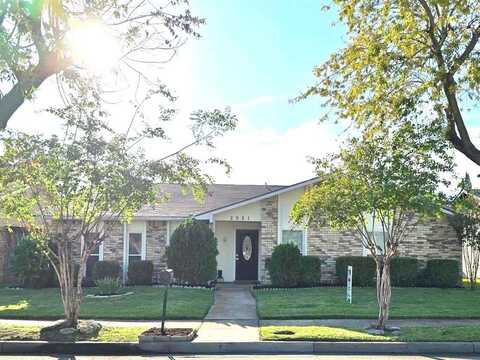 2921 Winterberry Drive, Carrollton, TX 75007