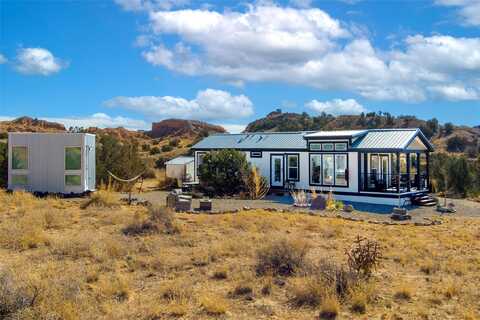 21 Two Buck Creek RD, Abiquiu, NM 87510