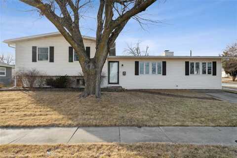 890 Parkview Dr, Marion, IA 52302