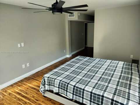 1690 NE 191st St, Miami, FL 33179