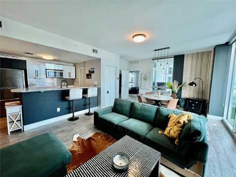 300 S Biscayne Blvd, Miami, FL 33131