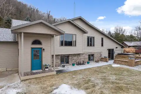 W764b Valley Dr, Fountain City, WI 54629