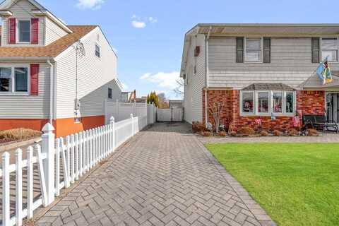 564 Walnut Street, Lindenhurst, NY 11757