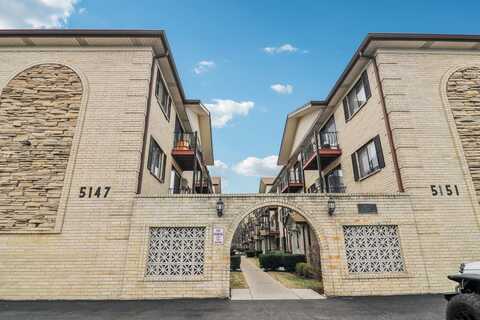 5147 N East River Road, Chicago, IL 60656