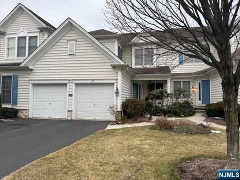 33 Mulberry Court, Paramus, NJ 07652