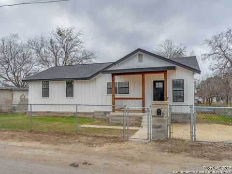 105 Galbreath Ave, Devine, TX 78016