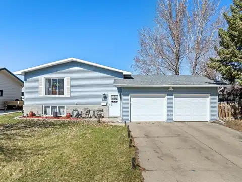 1309 25th Place, Minot, ND 58703