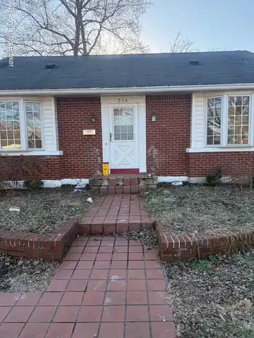 214 Hemingway Rd, Louisville, KY 40207